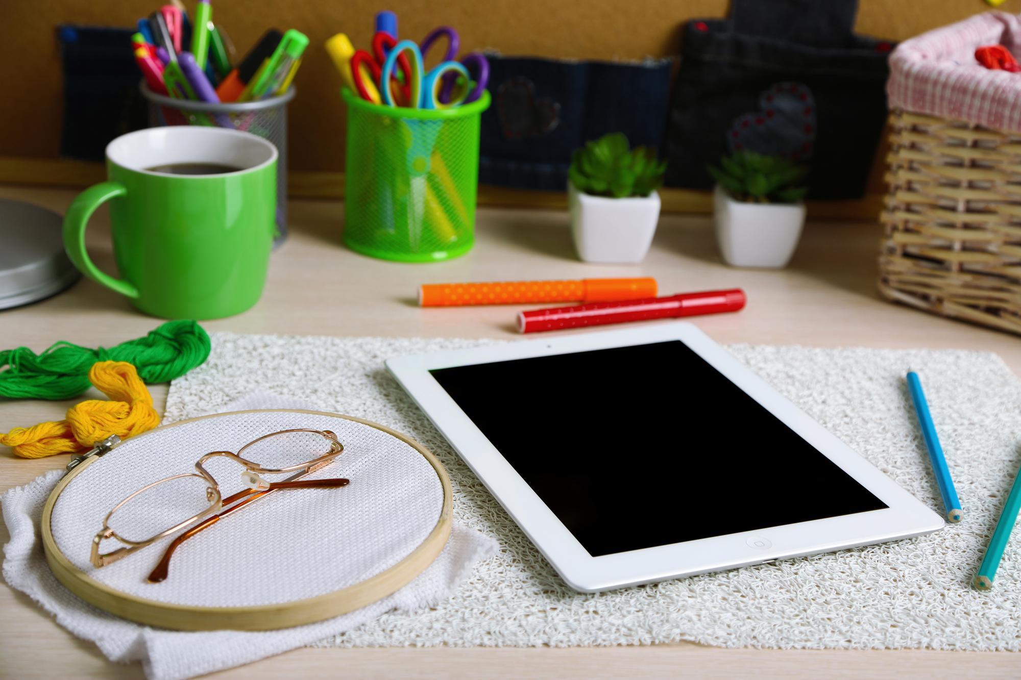Kit di lavoro con fili, telaio e tablet